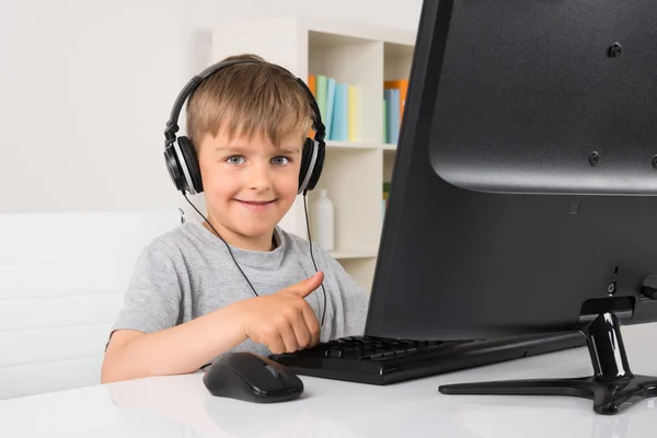 Fröhlicher Junge hört Musik im Kopfhörer — Stockfoto
