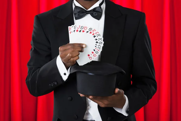 Magicien avec cartes à jouer et chapeau — Photo