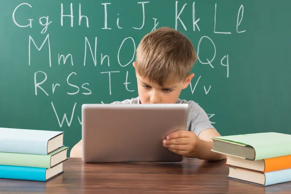 Jongen met behulp van digitale Tablet In de klas — Stockfoto