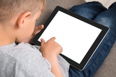 Sevimli küçük çocuk dijital Tablet kullanma