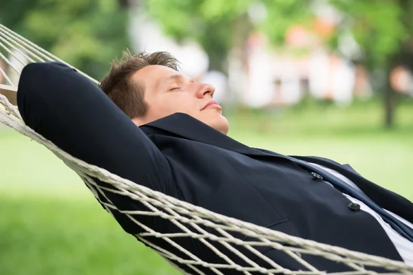 Homme couché dans l'hamac — Photo