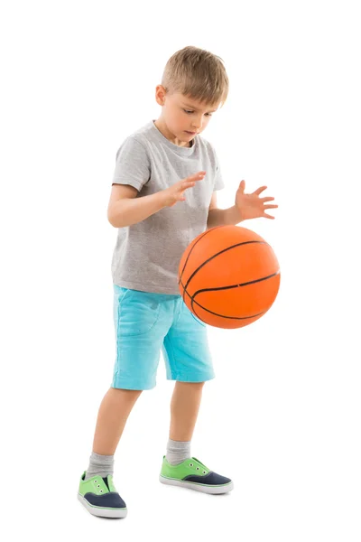 Mignon garçon jouer basket-ball — Photo