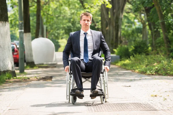 Junger behinderter Mann im Rollstuhl — Stockfoto