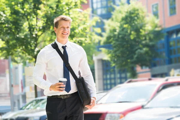 Jungunternehmer mit Entsorgungsbecher — Stockfoto