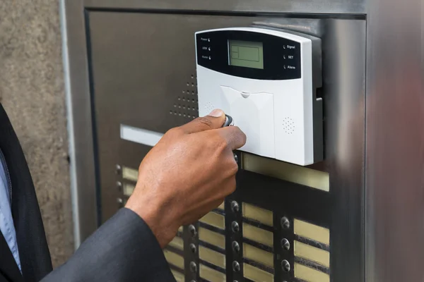 Imprenditore che utilizza il telecomando per aprire la porta — Foto Stock