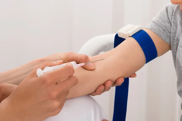 Médico tomando muestras de sangre — Foto de Stock