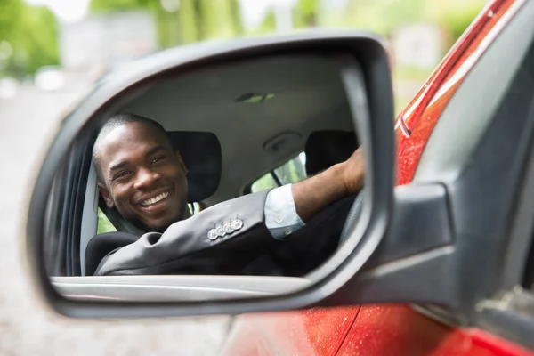 Reflexão do empresário sentado no carro — Fotografia de Stock