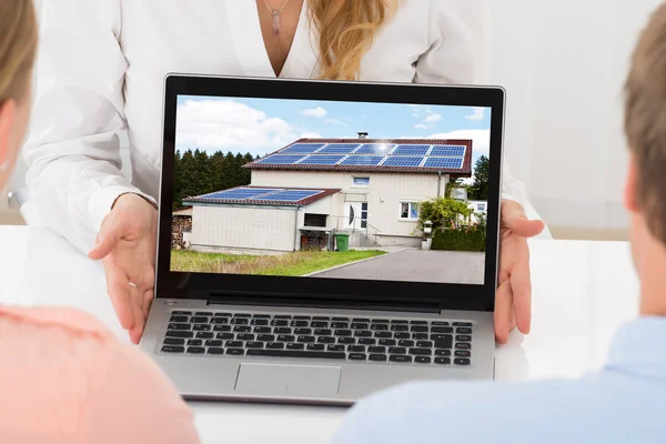 Makler zeigt Haus an Paar — Stockfoto