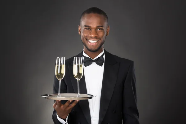 Cameriere Holding Champagne Drink — Foto Stock