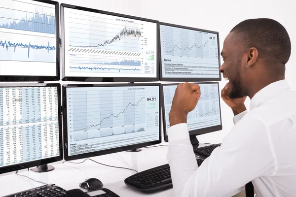 Corretor do mercado de ações feliz Olhando para gráficos — Fotografia de Stock