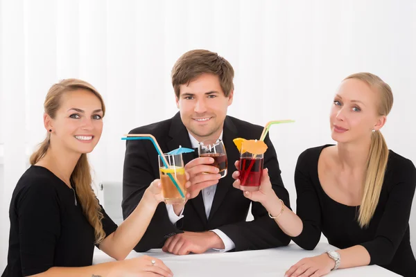 Gruppo di amici che bevono cocktail — Foto Stock