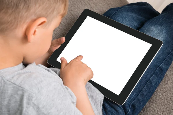 Schattige kleine jongen met behulp van digitale Tablet — Stockfoto