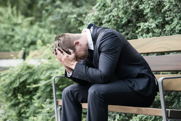 Geschäftsmann sitzt auf Bank — Stockfoto