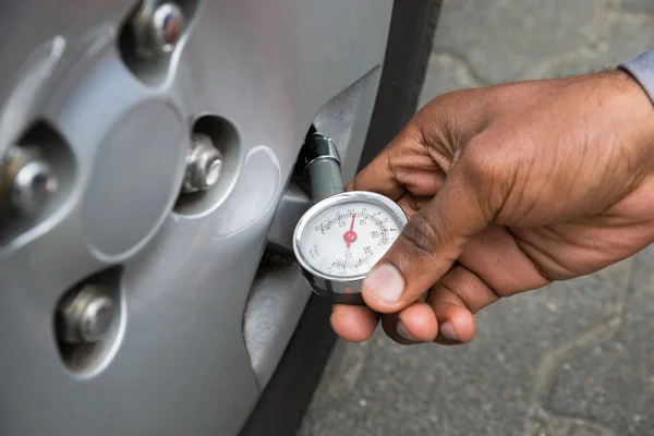 Houder graadmeter voor het meten van de bandendruk — Stockfoto