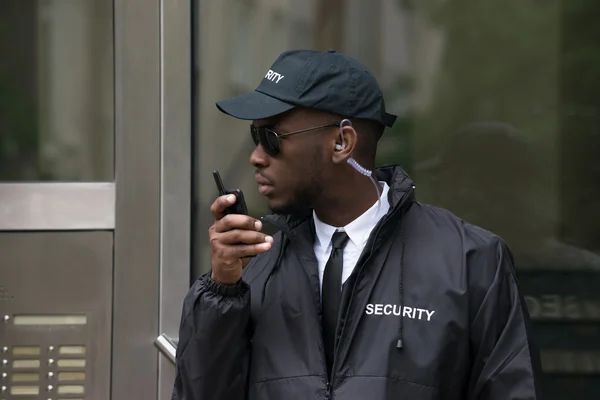 Gardien de sécurité parlant sur talkie-walkie — Photo