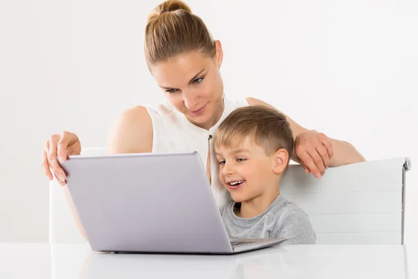 Мать и сын с ноутбуком — стоковое фото