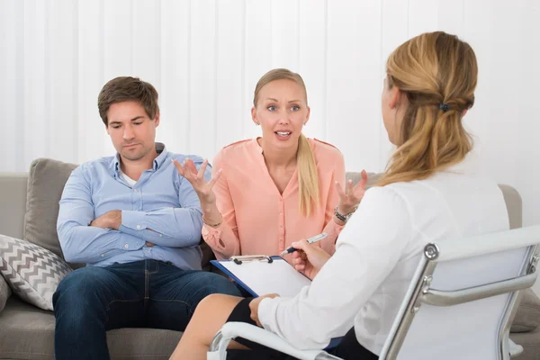 Boze vrouw raadpleging van psycholoog — Stockfoto