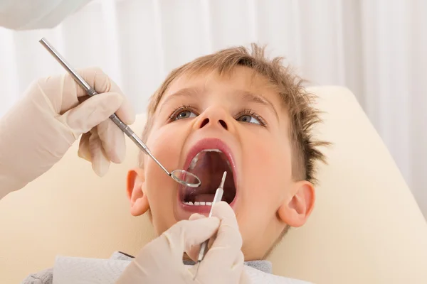 Dentista Mão Examinando Dentes de Paciente Infantil — Fotografia de Stock