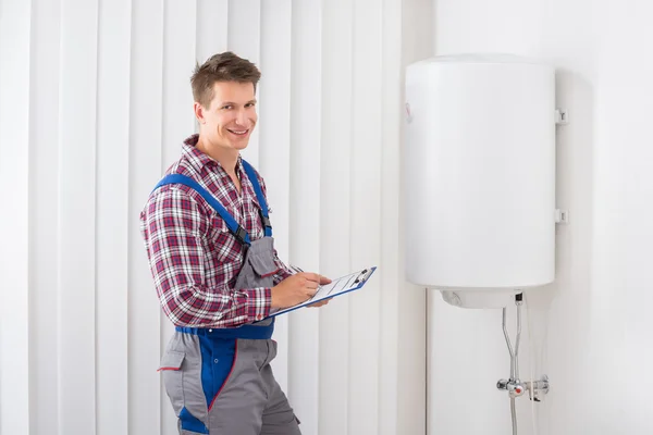 Loodgieter controle elektrische Boiler — Stockfoto