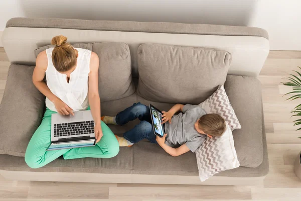 Madre e hijo viendo videos —  Fotos de Stock