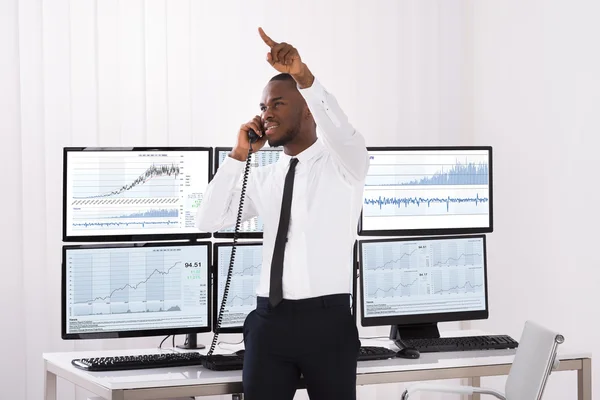 Hombre comerciante de acciones que habla por teléfono — Foto de Stock