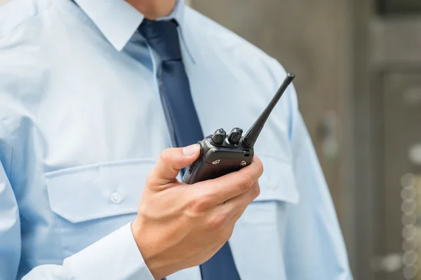 Guardia di sicurezza in possesso di walkie-talkie — Foto Stock