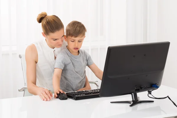 Moeder en zoon met behulp van computer — Stockfoto