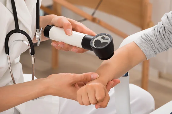 Médico examinando la piel del paciente infantil — Foto de Stock