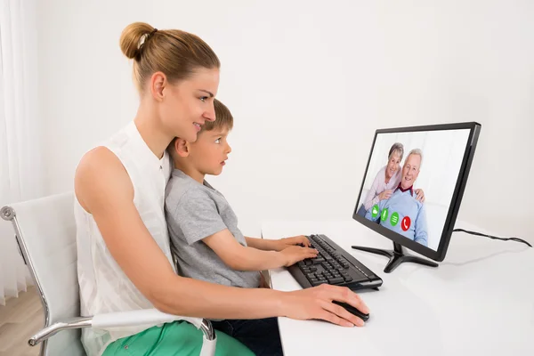 Mãe e Filho Videoconferência — Fotografia de Stock