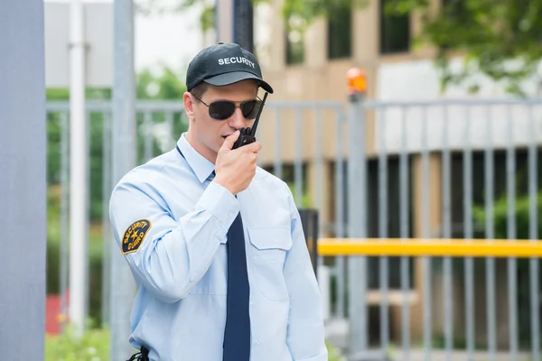 Security Guard praten over Walkie-talkie — Stockfoto