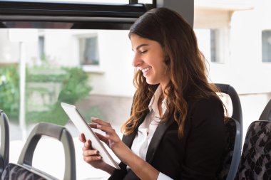 Dijital tablet kullanan iş kadını