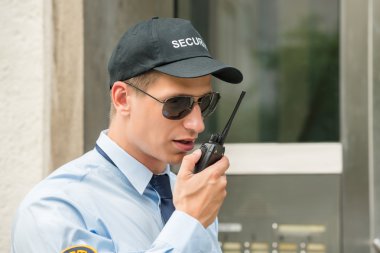 Güvenlik görevlisi telsiz üzerinde konuşuyor