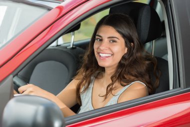 Mutlu kadın araba kullanıyor.