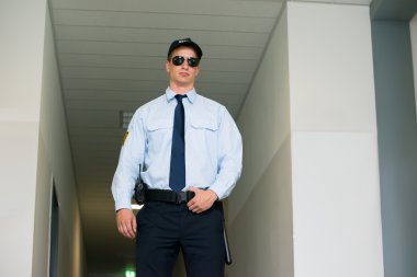 Girişte duran güvenlik görevlisi