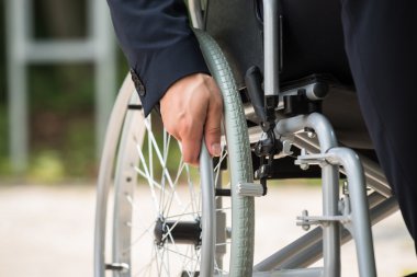 Birinin elini tekerlekli sandalye üzerinde