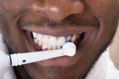 Yakın çekim bir Afrikalı adamın dişlerini Temizleme