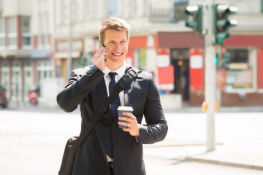 İş adamı cep telefonuyla konuşuyor.