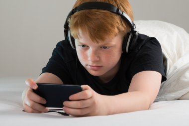 Smartphone vasıl arayan çocuk