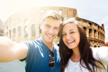 Coliseum önünde genç mutlu çift