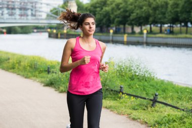 atletik genç kadın koşu