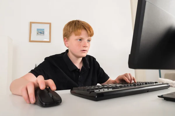 Çocuk bilgisayar kullanma — Stok fotoğraf