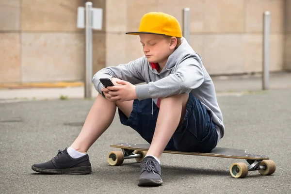 Boy Wearing Cap Using Smartphone — Stock Photo, Image