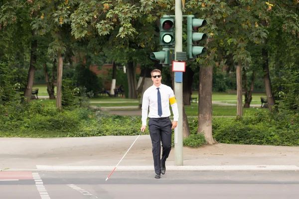 那位盲人过马路 — 图库照片