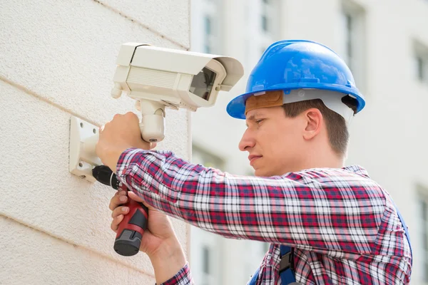 Techniker installiert Kamera an Wand — Stockfoto