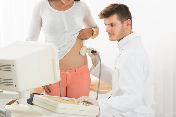 Woman Getting Ultrasound Of Stomach — Stock Photo, Image