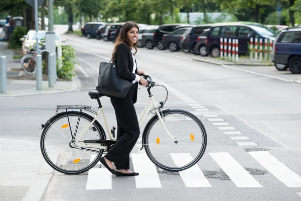 Affärskvinna pendling på cykel — Stockfoto
