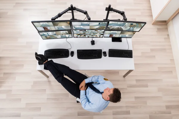 Wachmann schläft im Büro — Stockfoto