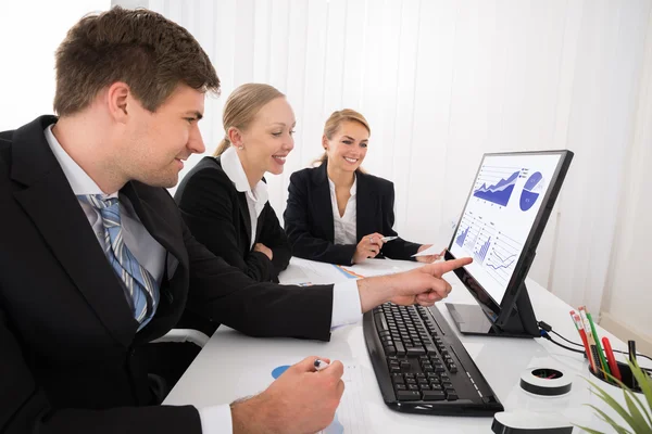 Ondernemers bezig met grafieken In Office — Stockfoto