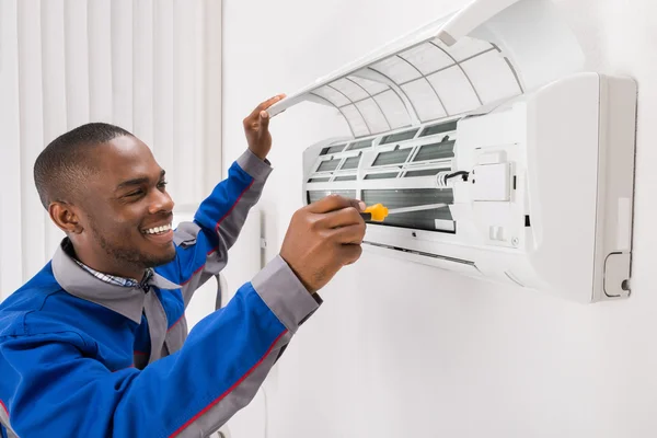 Técnico de reparação de ar condicionado — Fotografia de Stock