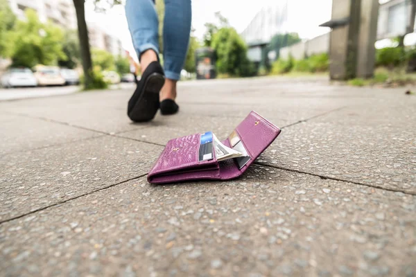 Frau verliert Geldbörse — Stockfoto